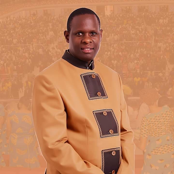 EFRAIM EZEKIEL Katikati ya Miungu cover image